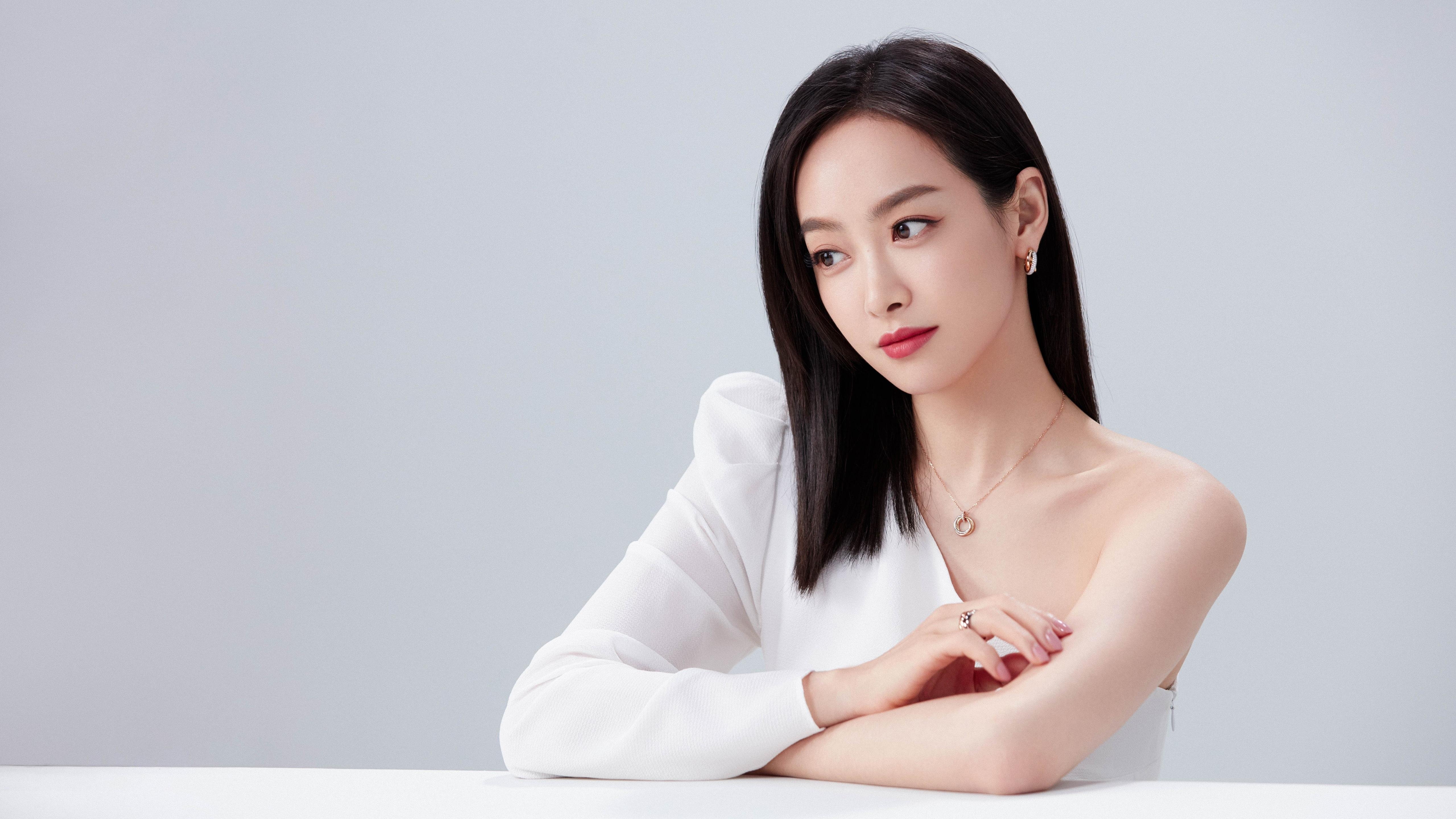 德甲场景再现：逆天长传瞬间点燃球迷热情，德甲球员上演超级神仙球